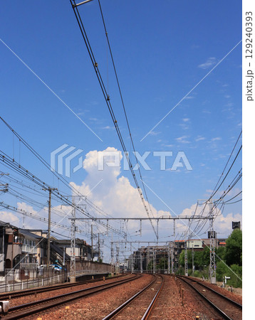 夏の鉄道風景　芦屋駅付近の線路 129240393