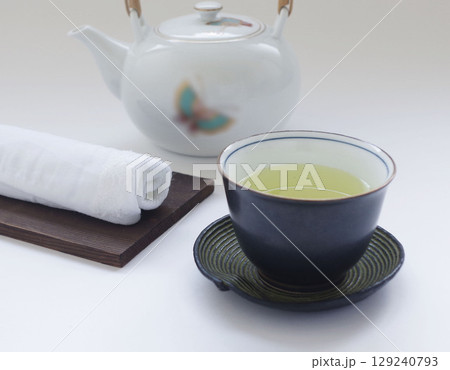 鉄瓶と湯呑み 日本のイメージ おしぼり 129240793