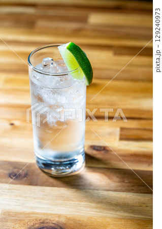【カクテル素材】氷の入ったグラスに注がれた美味しそうなジントニック・黒バック【ドリンク素材】 129240973