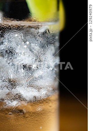 【カクテル素材】氷の入ったグラスに注がれた美味しそうなジントニック・黒バック【ドリンク素材】 129240979