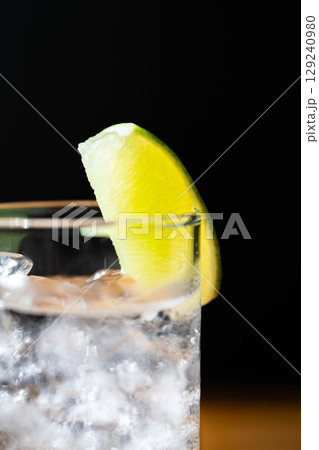 【カクテル素材】氷の入ったグラスに注がれた美味しそうなジントニック・黒バック【ドリンク素材】 129240980