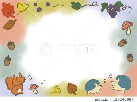 秋のかわいい動物とどんぐりのフレーム 129240997