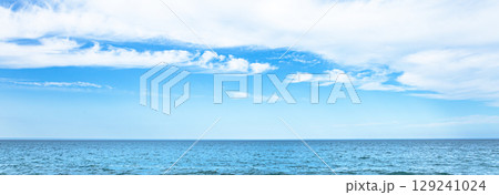 誰もいない夏の終わりの北海道湧別町のオホーツク海の海岸 誰もいない夏の終わりの北海道湧別町のオホーツク海の海岸 129241024
