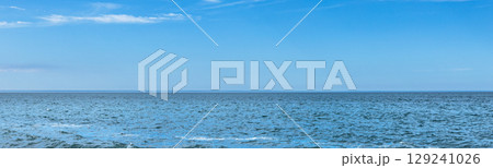 誰もいない夏の終わりの北海道湧別町のオホーツク海の海岸 129241026