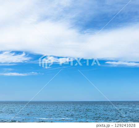 誰もいない夏の終わりの北海道湧別町のオホーツク海の海岸 129241028