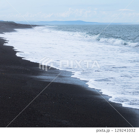 誰もいない夏の終わりの北海道湧別町のオホーツク海の海岸 誰もいない夏の終わりの北海道湧別町のオホーツク海の海岸 129241032