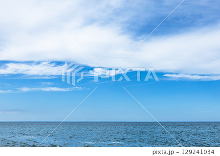 誰もいない夏の終わりの北海道湧別町のオホーツク海の海岸 129241034