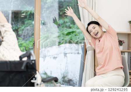 レクリエーションをする介護士 129241295