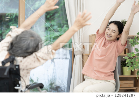 レクリエーションをする介護士 129241297