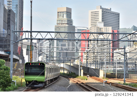 高輪ゲートウエイ駅を出発した山手線 高輪ゲートウエイ駅を出発した山手線 129241341