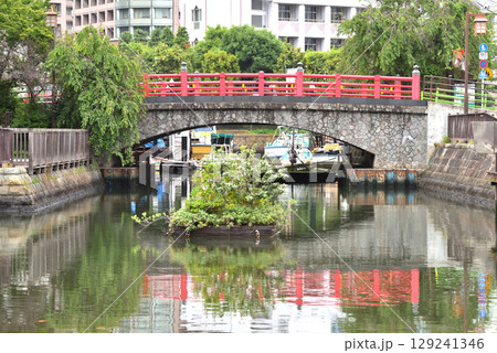 水面に映る赤い佃小橋 水面に映る赤い佃小橋 129241346