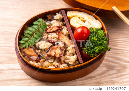 蛸と塩昆布の炊き込みご飯弁当 129241707