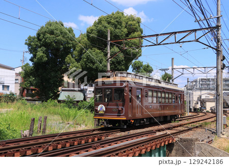 京福電鉄 嵐電天神川駅吹を走るモボ21形 京福電鉄 嵐電天神川駅吹を走るモボ21形 129242186