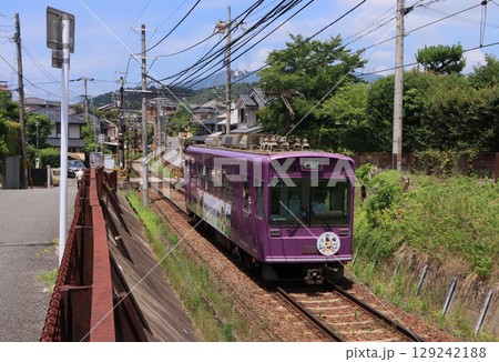 京福電鉄　御室仁和寺駅付近を走る2001形電車 129242188