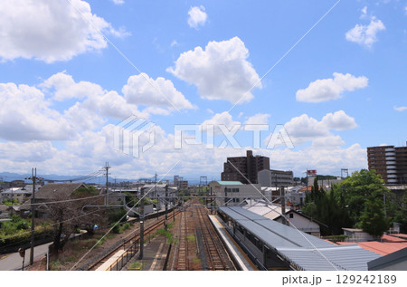 和歌山線　香芝駅から見た構内と夏空 129242189