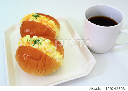おいしいたまごサンドとコーヒー おいしいたまごサンドとコーヒー 129242298