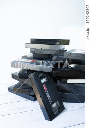 山積みのビデオテープ 129242303