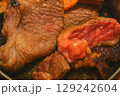 ボリュームがあっておいしそうな牛肉を焼いている 129242604