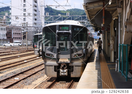 王寺駅に停車する和歌山線の227系電車 王寺駅に停車する和歌山線の227系電車 129242638