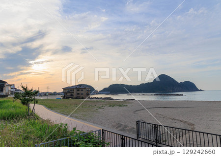 夕日に染まる竹野浜海水浴場 129242660