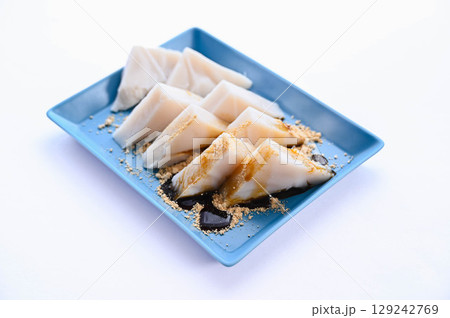 黒蜜と黄な粉をかけたくず餅 黒蜜と黄な粉をかけたくず餅 129242769