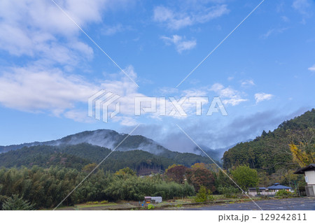 京都　大原女の小径から見えるのどかな景色 129242811