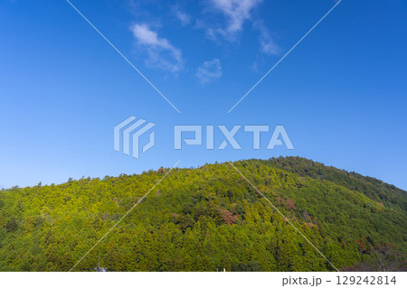 京都　大原女の小径から見えるのどかな景色 129242814