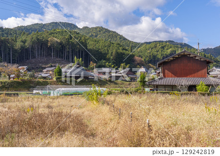 京都　大原女の小径から見えるのどかな景色 129242819