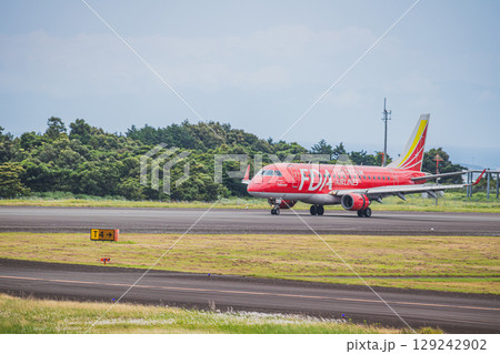 牧之原市の富士山静岡空港の滑走路を走行する飛行機(静岡県) 129242902