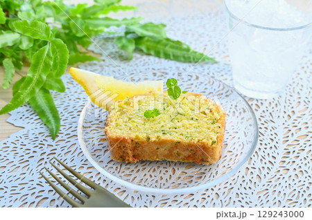 冷やしたズッキーニのパウンドケーキ 冷やしたズッキーニのパウンドケーキ 129243000