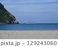 静岡県の西伊豆の雲見海水浴場からの浜辺と客船の眺め 129243060