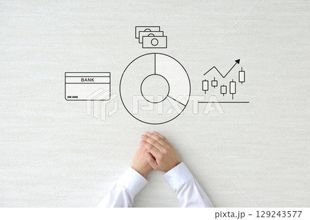 貯金と投資の比率を考える人物の手元 129243577