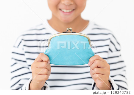 ブルーのがま口財布を持つ小学生の男の子 129243782