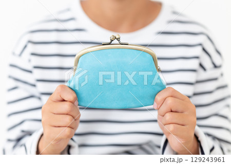 ブルーのがま口財布を持つ小学生の男の子 129243961