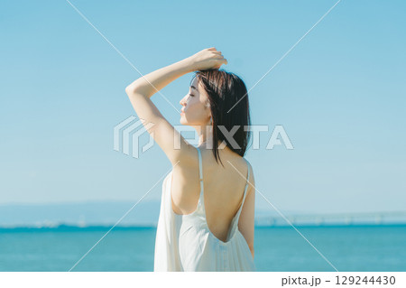 若い女性の紫外線 UVケアイメージ 129244430