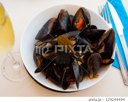 Mejillon a la marinera, traditional spanish cuisine, clams in shells 129244494