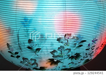 お盆の提灯　小花の描かれた火袋のアップ2 129244541