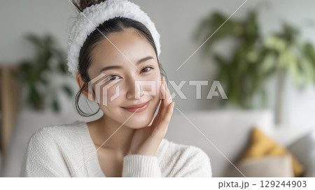 スキンケアをする若い女性 129244903