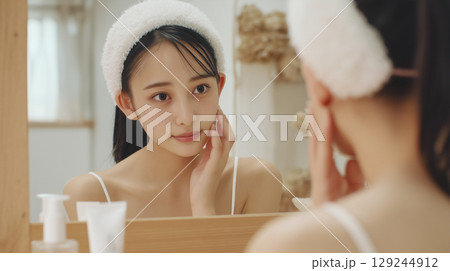スキンケアをする若い女性 129244912