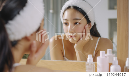 スキンケアをする若い女性 129244917