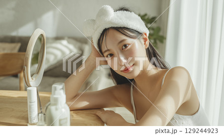 スキンケアをする若い女性 129244923