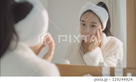 スキンケアをする若い女性 スキンケアをする若い女性 129244924