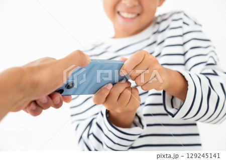 スマホを没収される小学生の男の子 スマホを没収される小学生の男の子 129245141