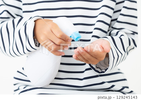 アルコール消毒をする小学生の男の子 129245143