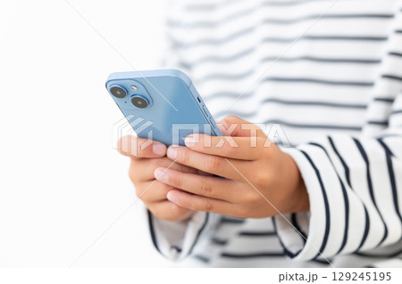 スマホを持つ小学生の男の子 129245195