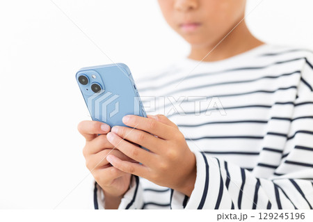 スマホを持つ小学生の男の子 スマホを持つ小学生の男の子 129245196
