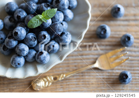 お皿に盛りつけたブルーベリー お皿に盛りつけたブルーベリー 129245545