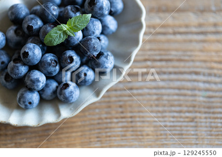 お皿に盛りつけたブルーベリー 129245550