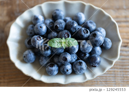 お皿に盛りつけたブルーベリー 129245553
