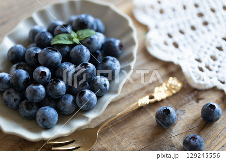 お皿に盛りつけたブルーベリー 129245556